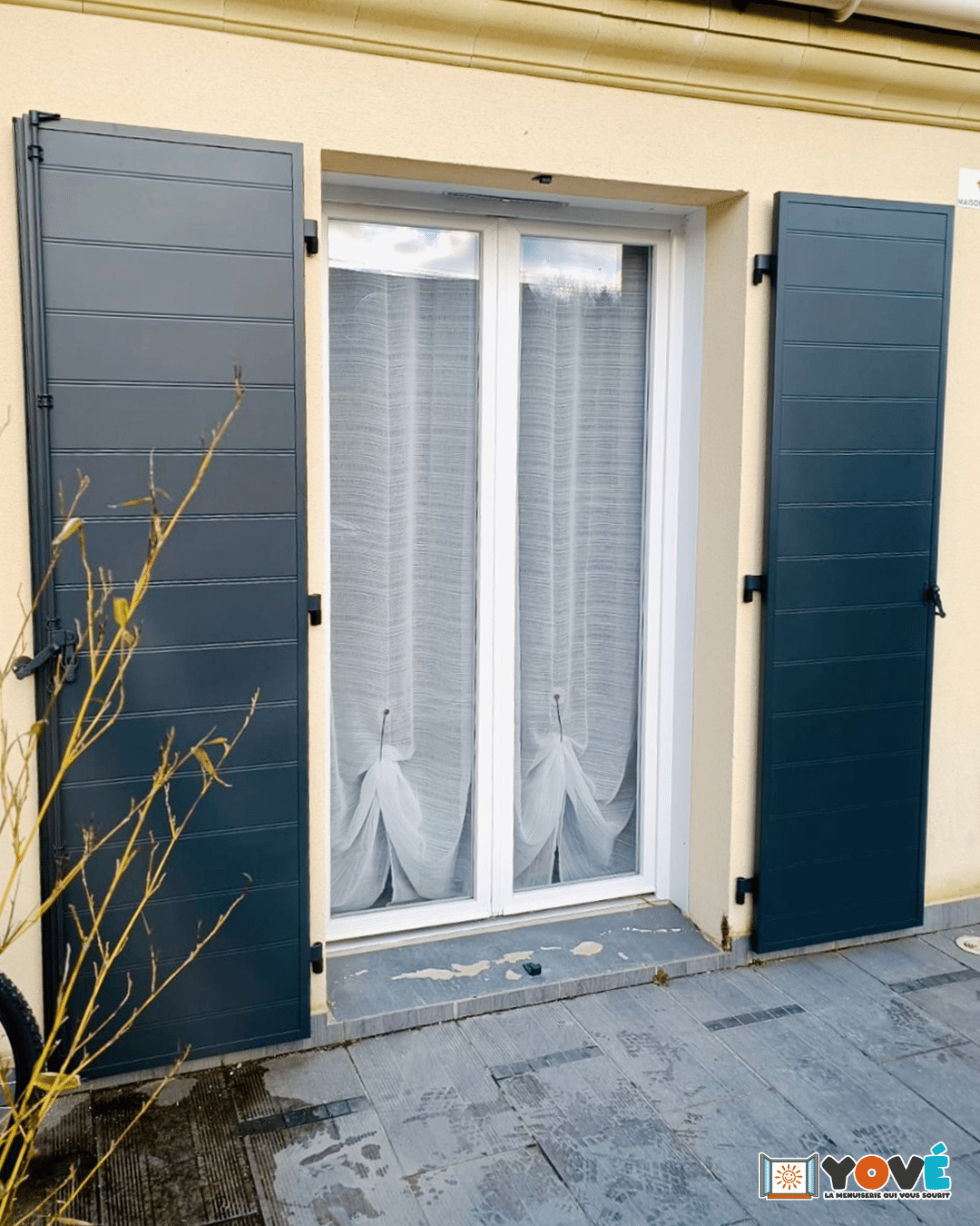 Porte d'entrée BEL'M et volets battants de la marque EHRET 2