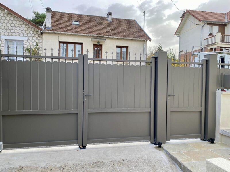 Portail Symphonie KSM et clôture assortie, installation YOVÉ à Avon
