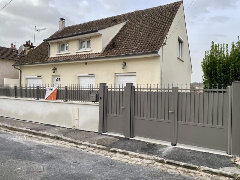 Portail aluminium imitation fer forgé Symphonie KSM installé à Avon par Yové, clôture assortie.