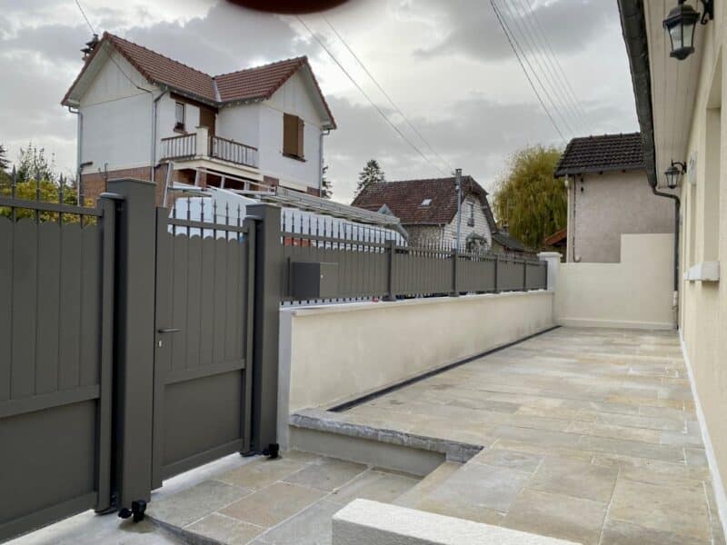 Barreaux et pointes décoratives du portail alu Symphonie KSM imitation fer forgé