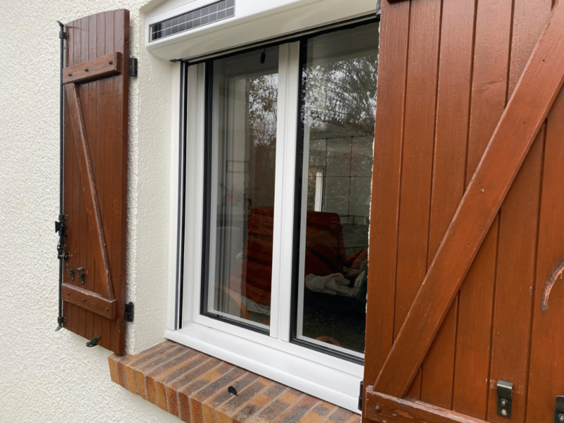 Fenêtre K•Line avec volet roulant Bubendorff et moustiquaire intégrée