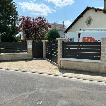 Portail aluminium AGALON et clôture MAEZ Kostum à Milly-la-Forêt