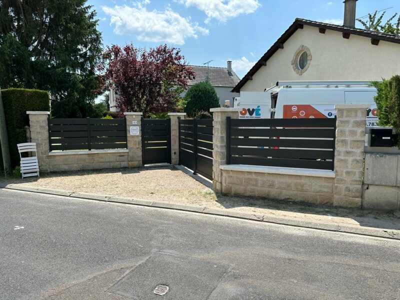 Portail aluminium AGALON et clôture MAEZ Kostum à Milly-la-Forêt