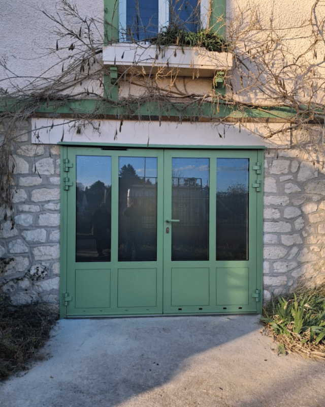 Menuiseries aluminium Oknoplast vert RAL 6021 Montigny-sur-Loing rénovation façade maison ancienne