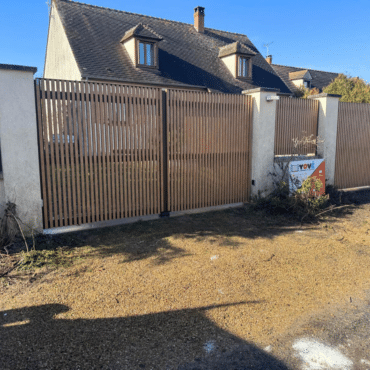 portail aluminium Kostum Ganit chêne irlandais Villiers sous Grez 77