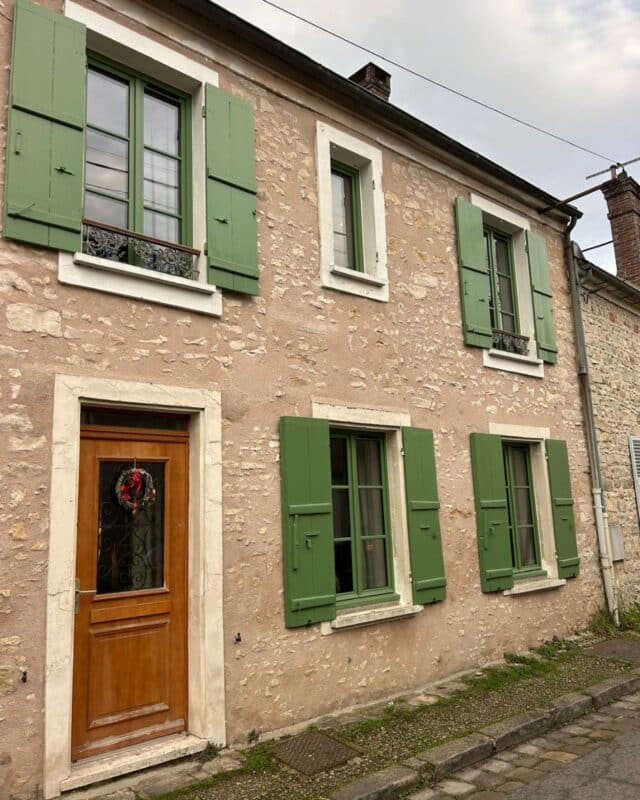 menuiseries bois vert assorties aux volets battants à Villiers-sous-Grez