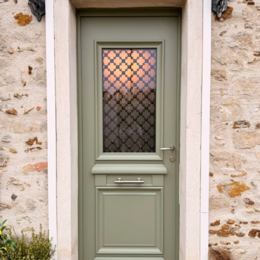 Porte d’entrée Bel'M Athéna aluminium RAL 7033 installée à Barbizon 77630 conforme Bâtiments de France