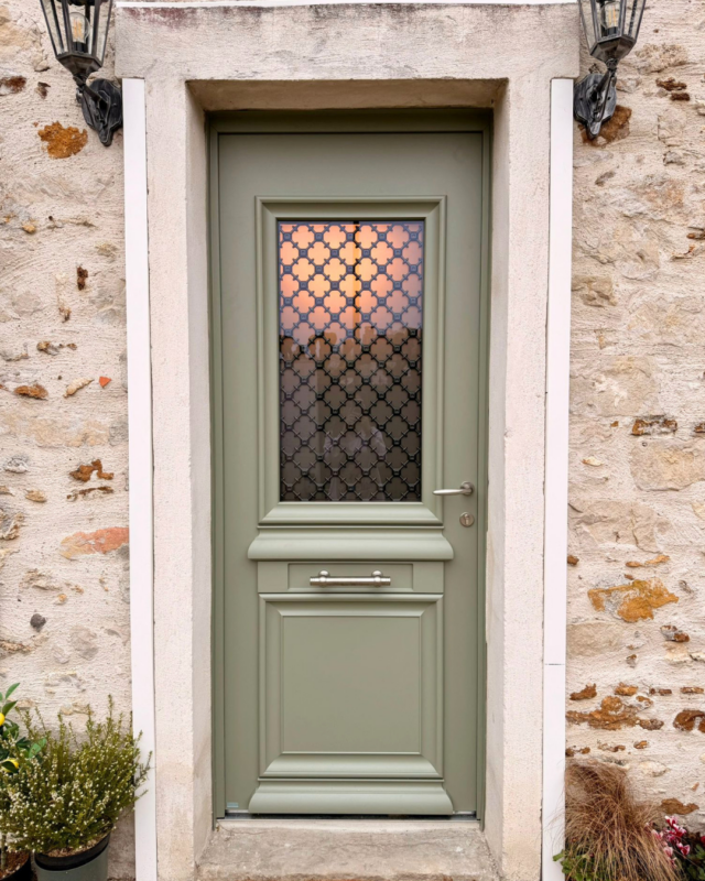 Porte d’entrée Bel'M Athéna aluminium RAL 7033 installée à Barbizon 77630 conforme Bâtiments de France