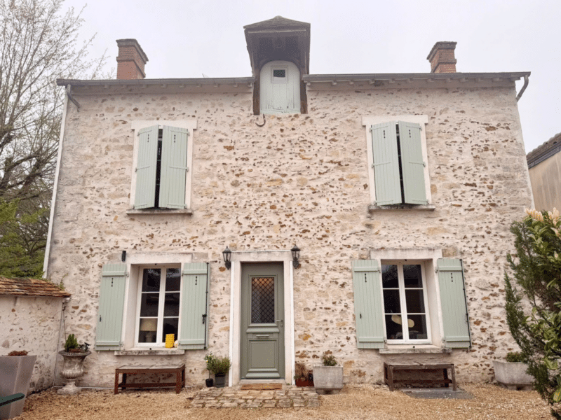 Maison ancienne rénovée à Barbizon avec porte d’entrée aluminium Bel'M Athéna RAL 7033 respectant le cachet de la façade
