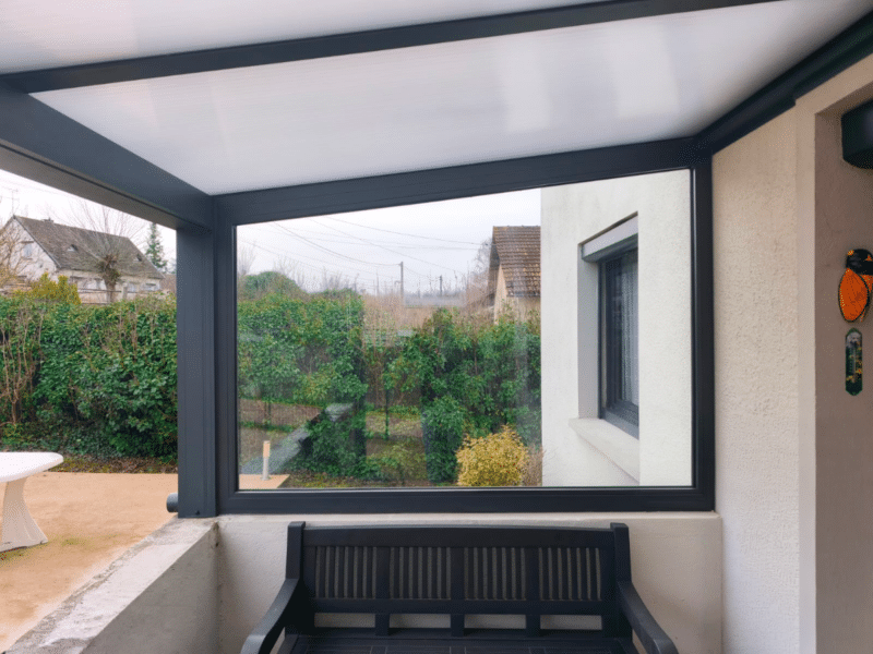 Châssis vitrés pergola aluminium permettant de couper le vent et améliorer le confort extérieur à Grez-sur-Loing
