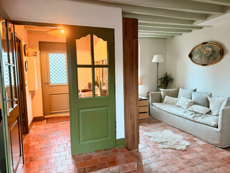 Vue intérieure entrée avec porte aluminium effet bois Bel'M Athéna apportant isolation et confort à Barbizon