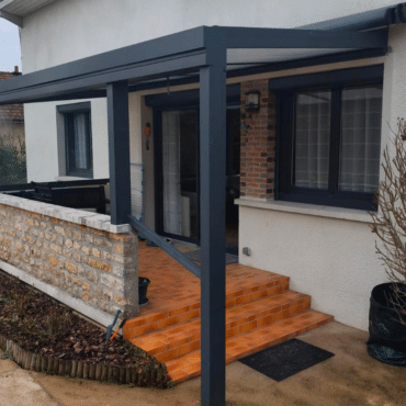 Pergola aluminium avec toiture polycarbonate installée à Grez-sur-Loing 77880 couvrant une terrasse moderne