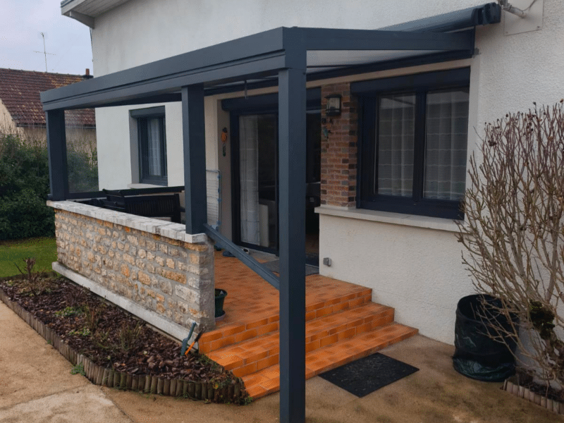 Pergola aluminium avec toiture polycarbonate installée à Grez-sur-Loing 77880 couvrant une terrasse moderne