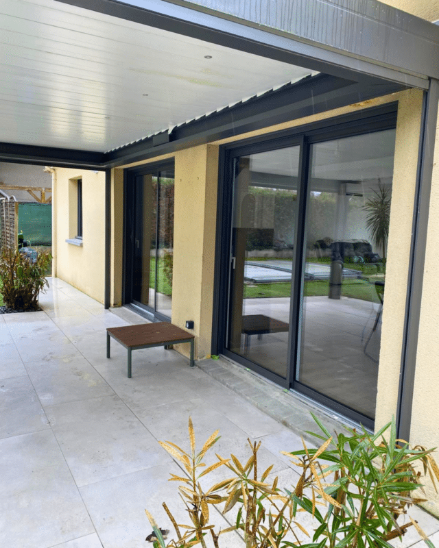 menuiserie aluminium bicolore blanc interieur gris sable exterieur renovation