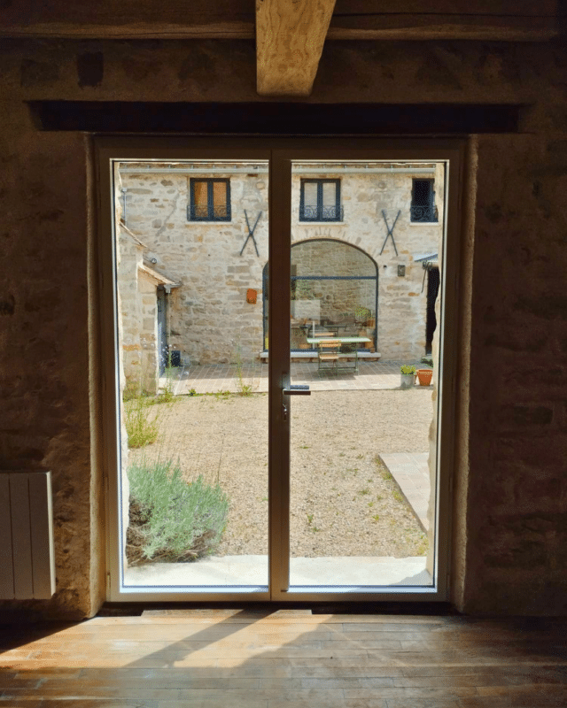 fenetre bicolore blanc interieur gris anthracite exterieur maison pierre