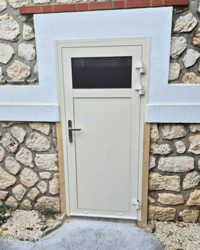 porte entree Aluhaus blanc creme RAL 9001 maison en pierre Fontainebleau