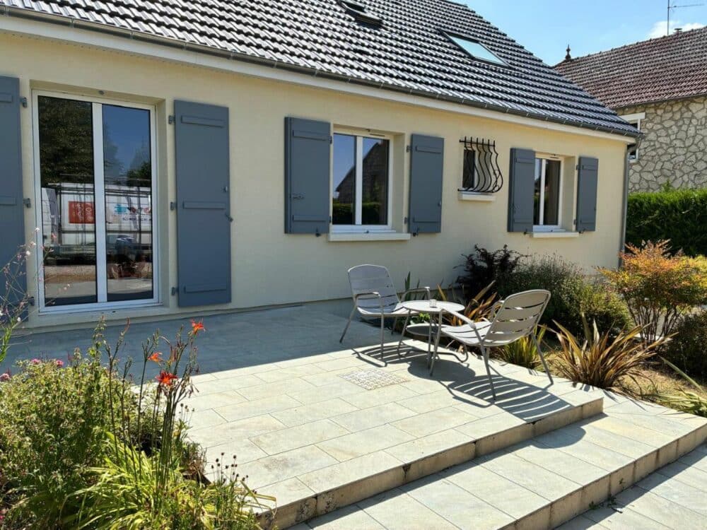Maison rénovée avec volets battants aluminium gris Trotter à Achères-la-Forêt