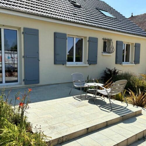 Maison rénovée avec volets battants aluminium gris Trotter à Achères-la-Forêt