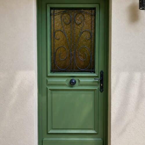 Porte d'entrée Zilten Collombelles installée par YOVÉ à Noisy-sur-École, alliant luminosité, isolation thermique et design élégant