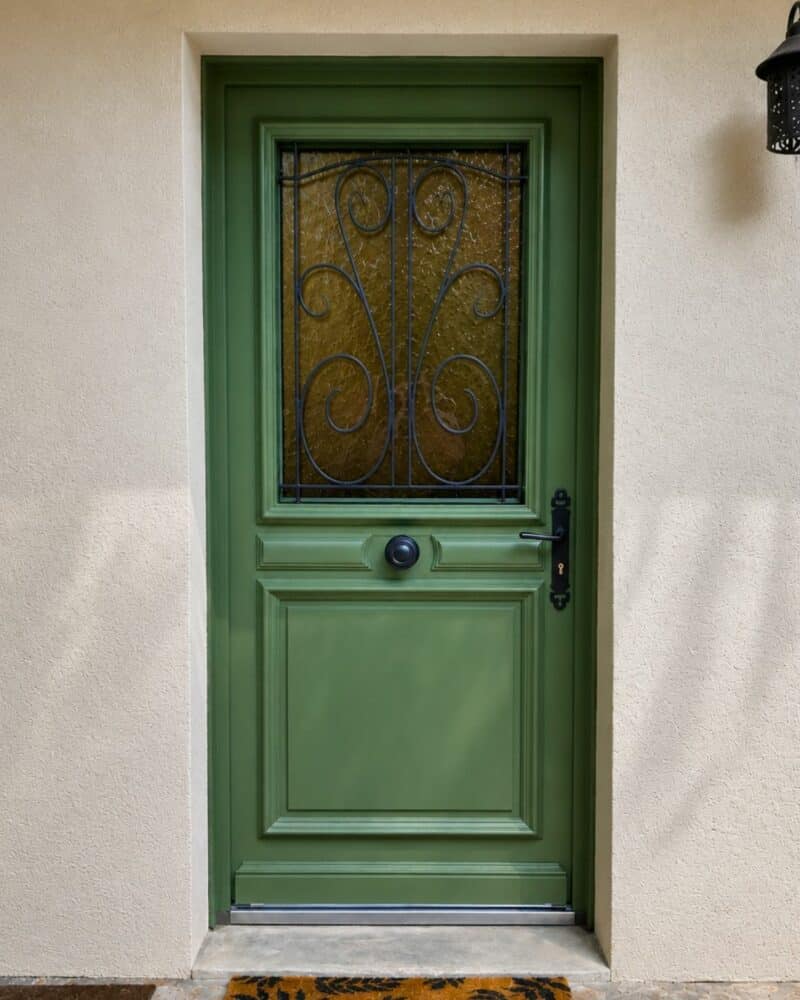 Porte d'entrée Zilten Collombelles installée par YOVÉ à Noisy-sur-École, alliant luminosité, isolation thermique et design élégant