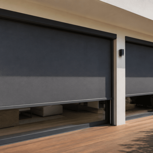 Store screen Soprofen anthracite installé sur une maison contemporaine pour une protection solaire extérieure efficace et un meilleur confort d'été