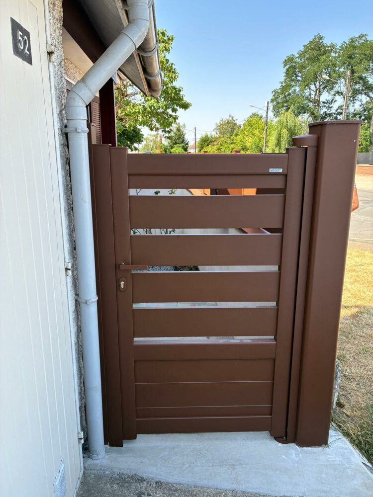 portillon Agalon sur mesure assorti a la cloture aluminium