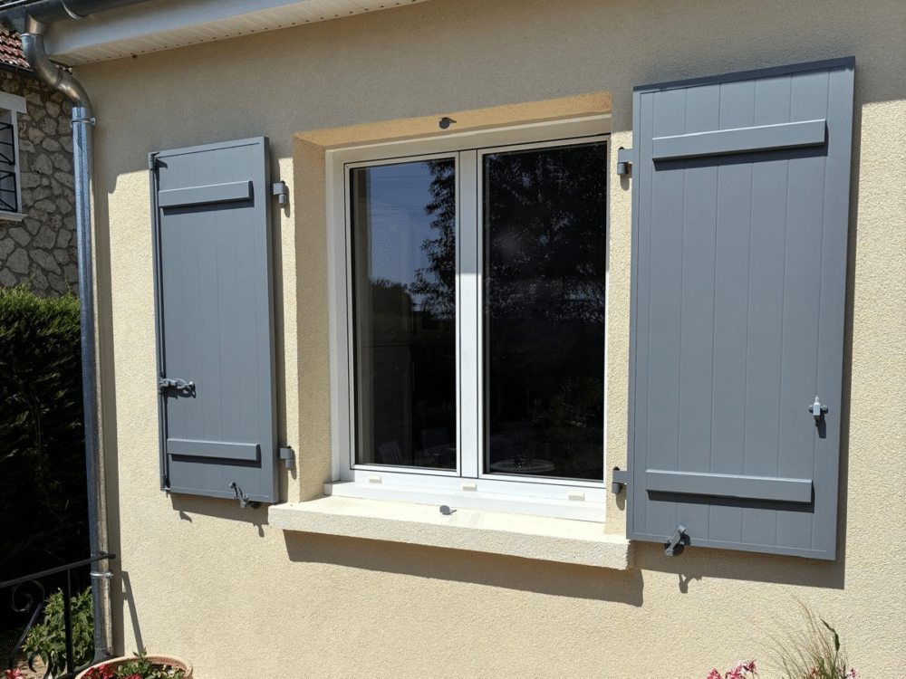 Volets aluminium traditionnels installés sur une façade rénovée au Mée-sur-Seine