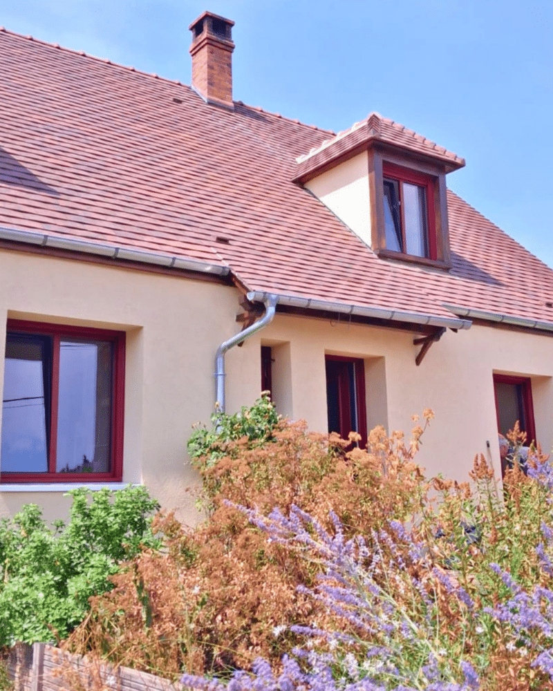 Menuiseries Millet SiMple RAL 3004 installées par YOVÉ à Villiers-sous-Grez