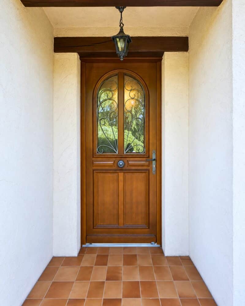 Porte d’entrée Bel’M en bois de chêne posée par YOVÉ à Puiselet-le-Marais
