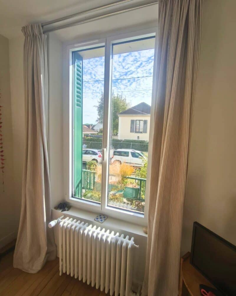 Fenêtres aluminium Millet SiMple aux profils fins dans une maison à Fontainebleau